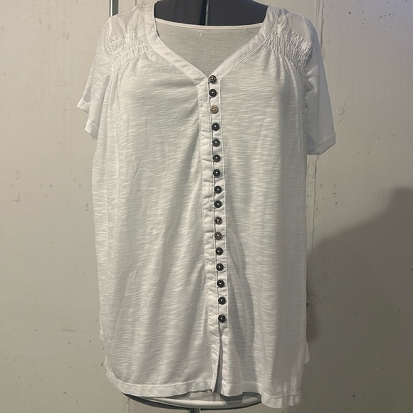 For The Republic Tops - NWT For The Republic short sleeve white blouse w tortoiseshell buttons high low